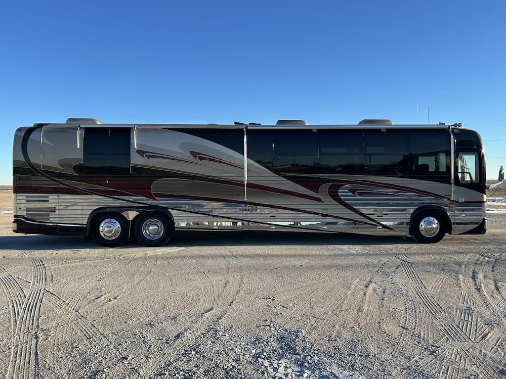 2002 Prevost Country Coach XLII Motorcoach - Image 3