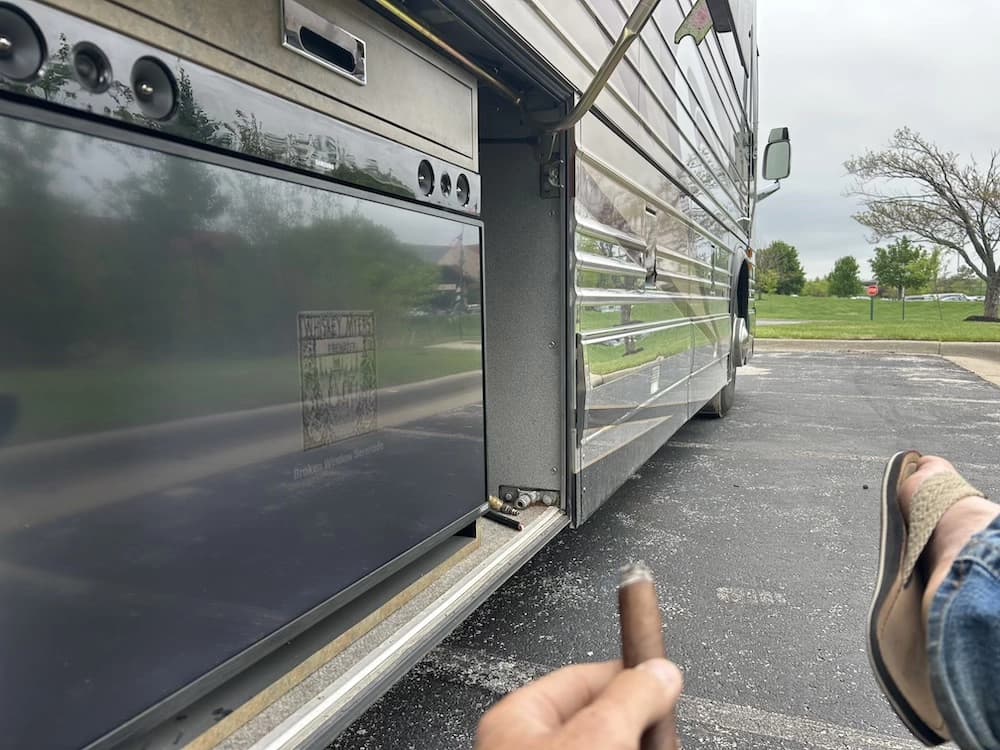 2002 Prevost Country Coach XLII Motorcoach - Image 21