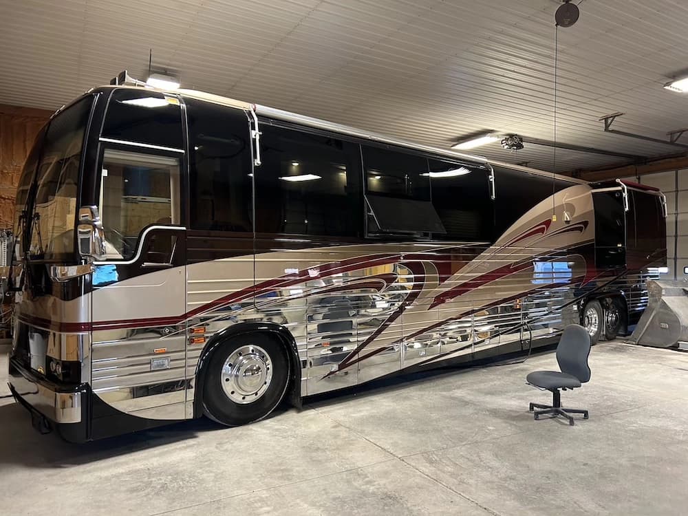 2002 Prevost Country Coach XLII Motorcoach - Image 5