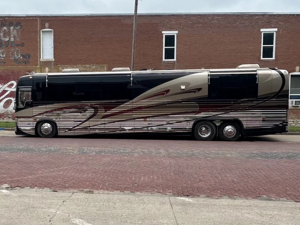 2002 Prevost Country Coach XLII Motorcoach - Image 7