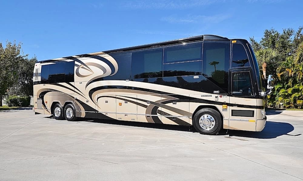 2011 Prevost Liberty Elegant Lady H3-45 Motorcoach - Image 2