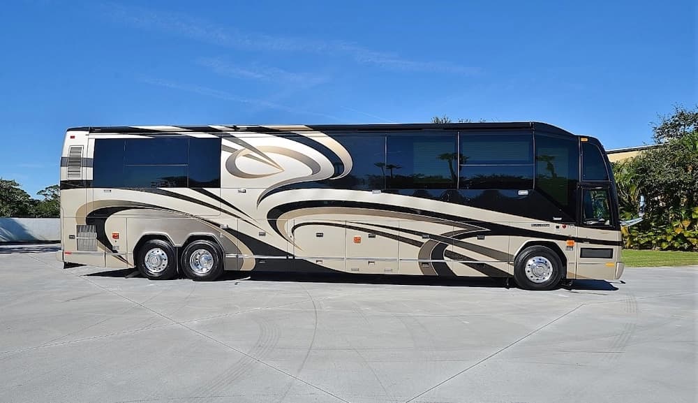 2011 Prevost Liberty Elegant Lady H3-45 Motorcoach - Image 3