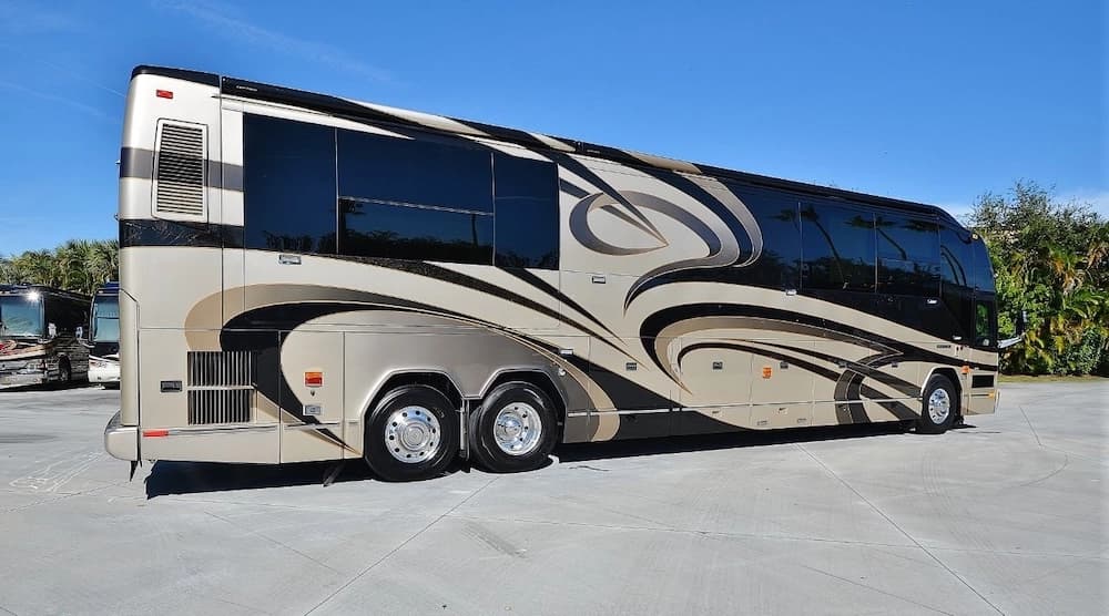 2011 Prevost Liberty Elegant Lady H3-45 Motorcoach - Image 4