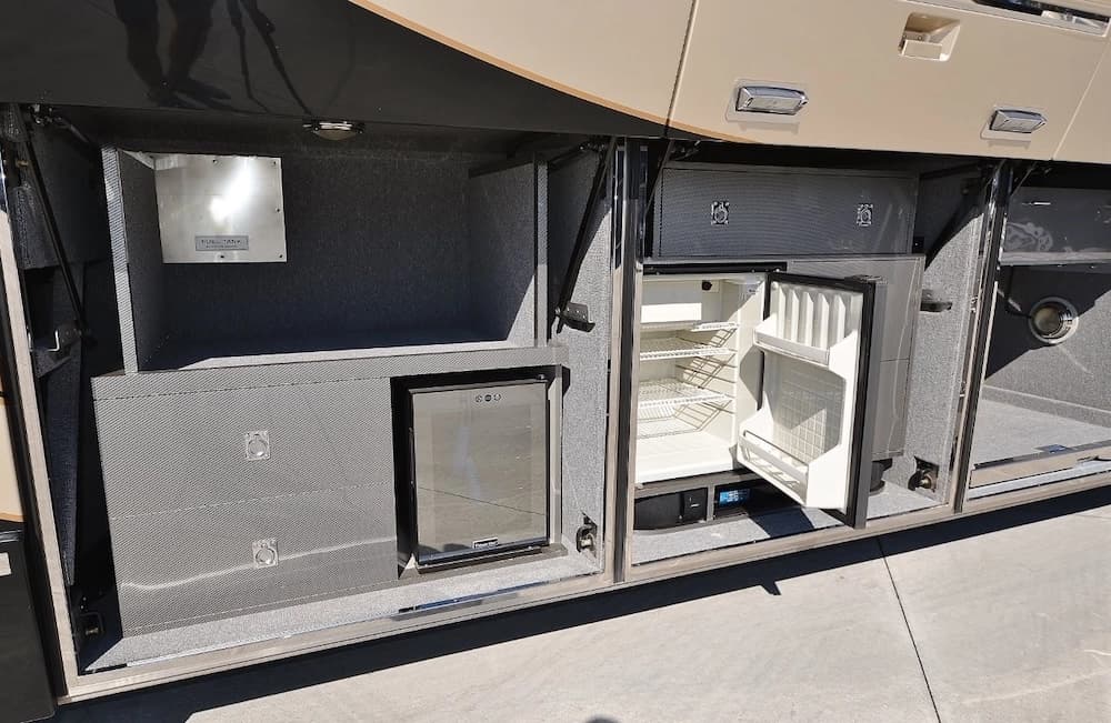 2011 Prevost Liberty Elegant Lady H3-45 Motorcoach - Image 10