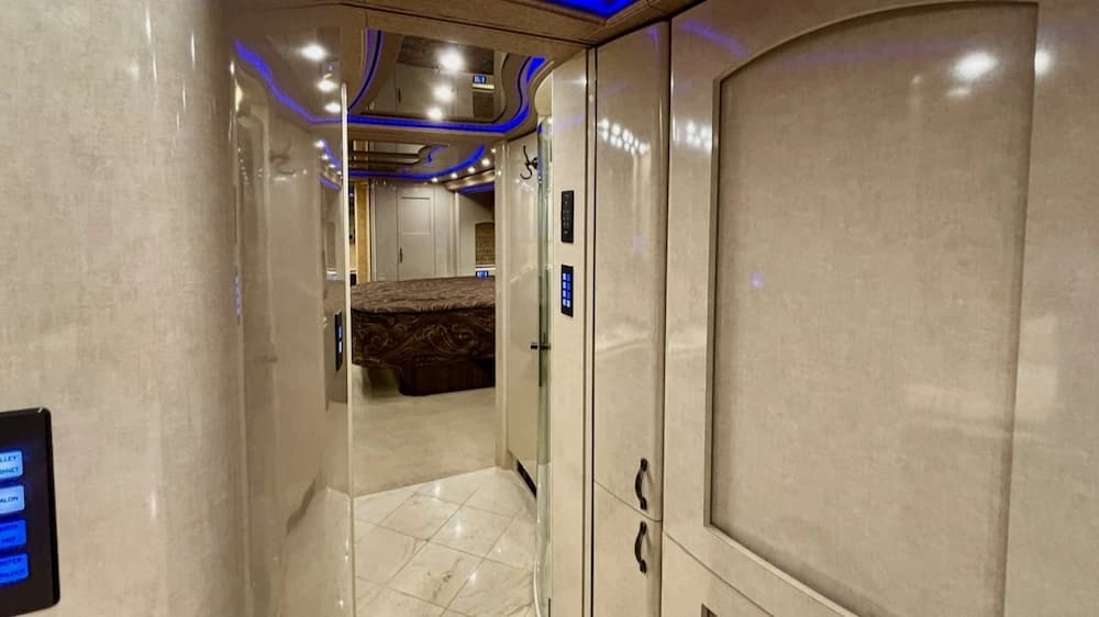 2016 Prevost Marathon H3-45 Motorcoach - Image 21