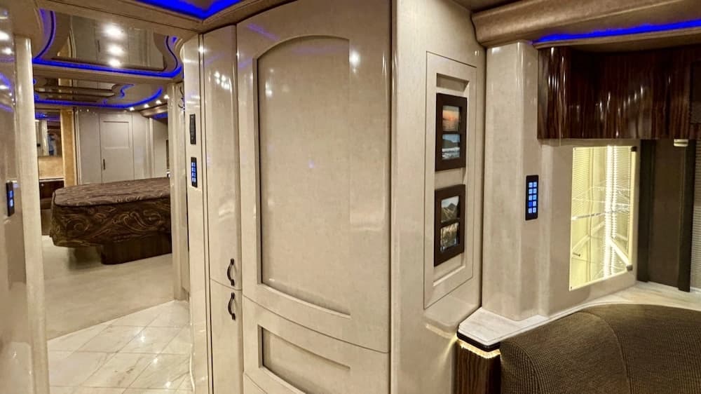 2016 Prevost Marathon H3-45 Motorcoach - Image 22
