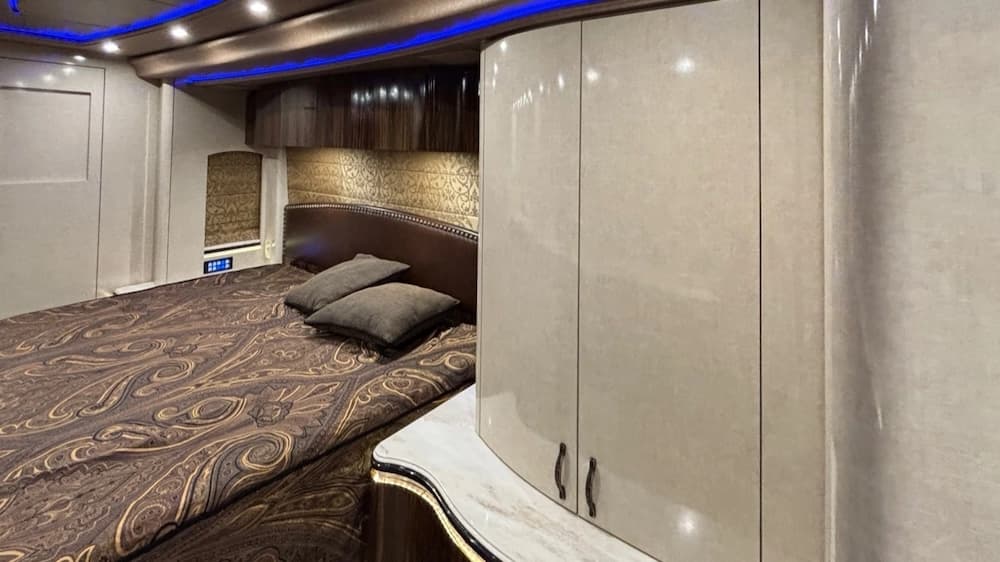 2016 Prevost Marathon H3-45 Motorcoach - Image 25