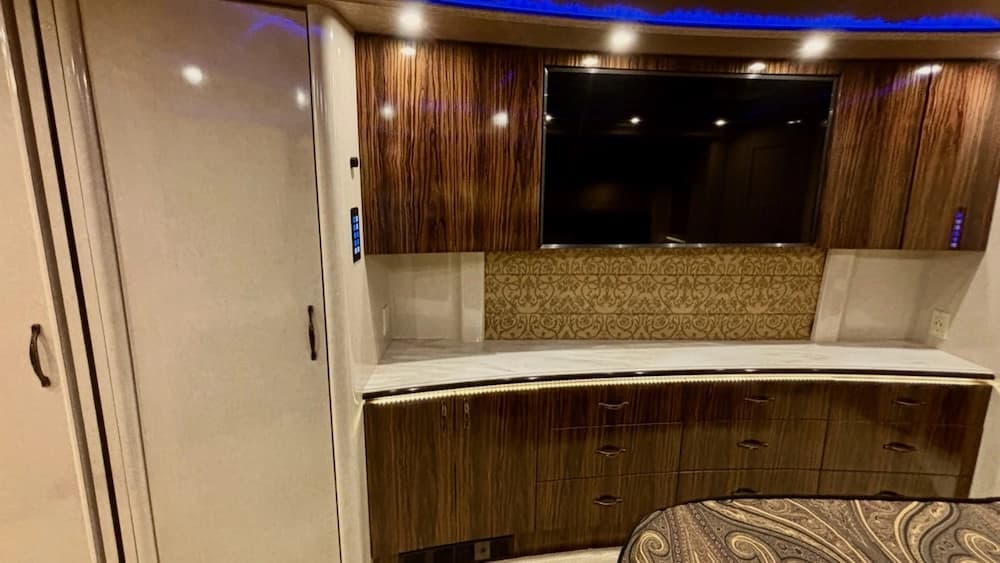 2016 Prevost Marathon H3-45 Motorcoach - Image 26