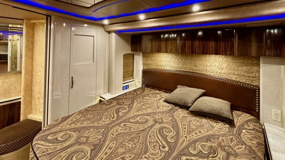 2016 Prevost Marathon H3-45 Motorcoach - Image 27