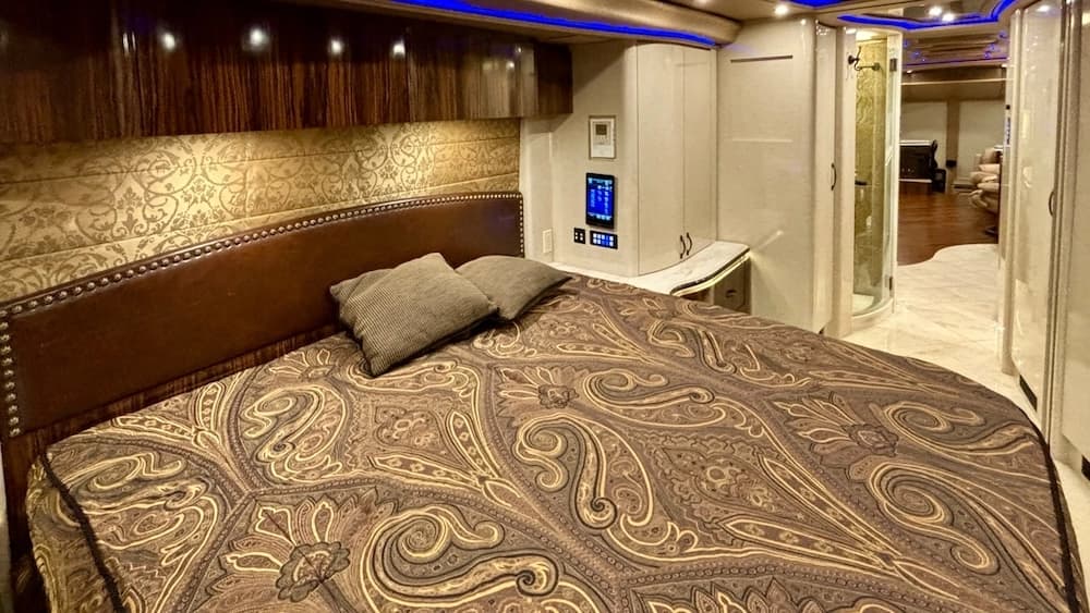 2016 Prevost Marathon H3-45 Motorcoach - Image 29