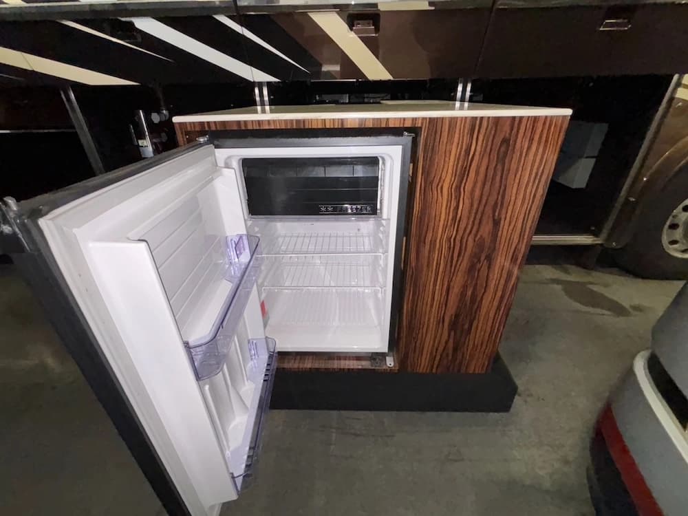 2016 Prevost Marathon H3-45 Motorcoach - Image 3