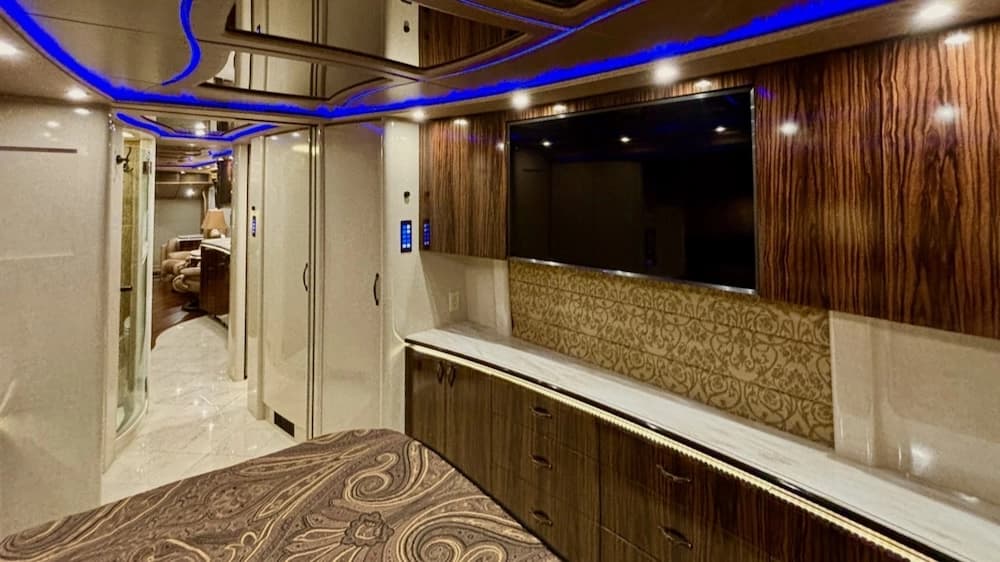 2016 Prevost Marathon H3-45 Motorcoach - Image 30