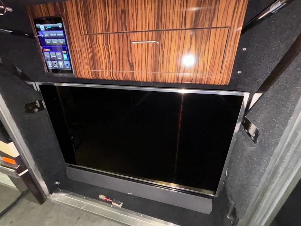2016 Prevost Marathon H3-45 Motorcoach - Image 6