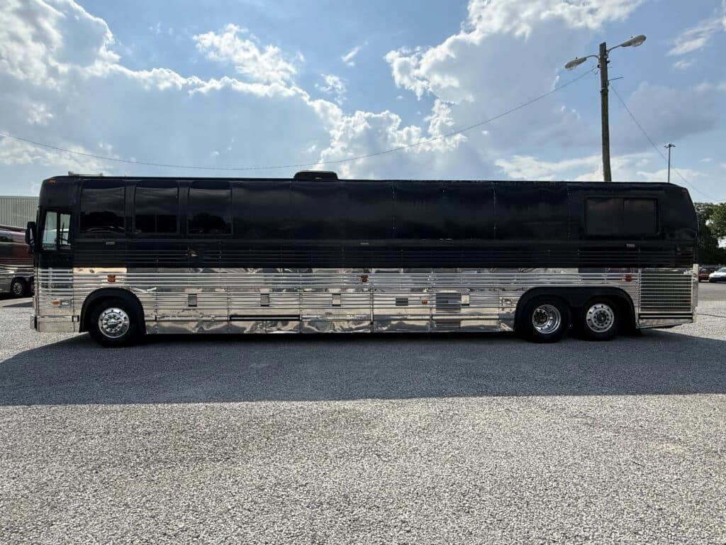 1996 Prevost XL Entertainer Motorcoach - Image 2