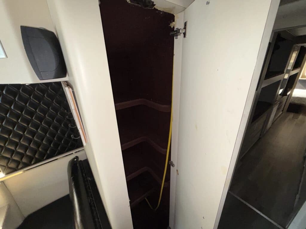 1996 Prevost XL Entertainer Motorcoach - Image 15