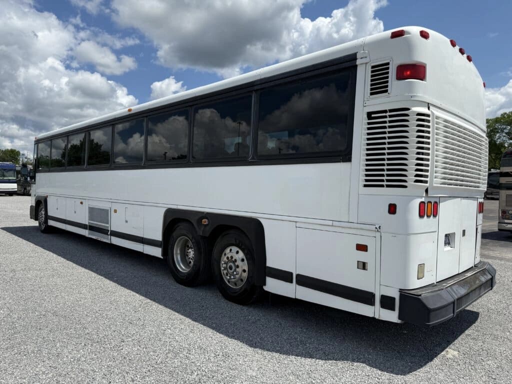 1998 MCI 102DL3 Entertainer Coach - Image 3