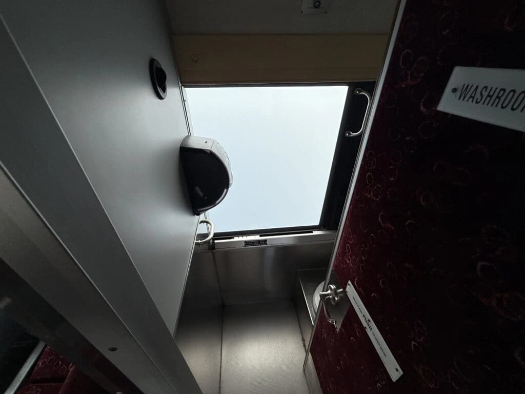 1998 MCI 102DL3 Entertainer Coach - Image 12