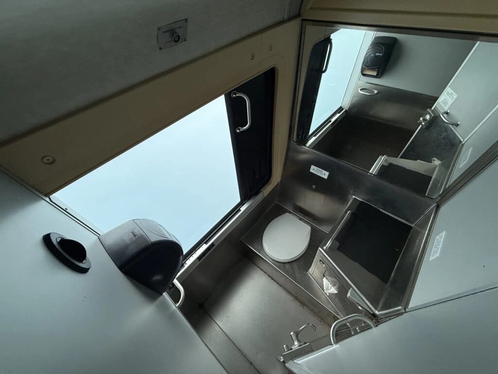 1998 MCI 102DL3 Entertainer Coach - Image 13