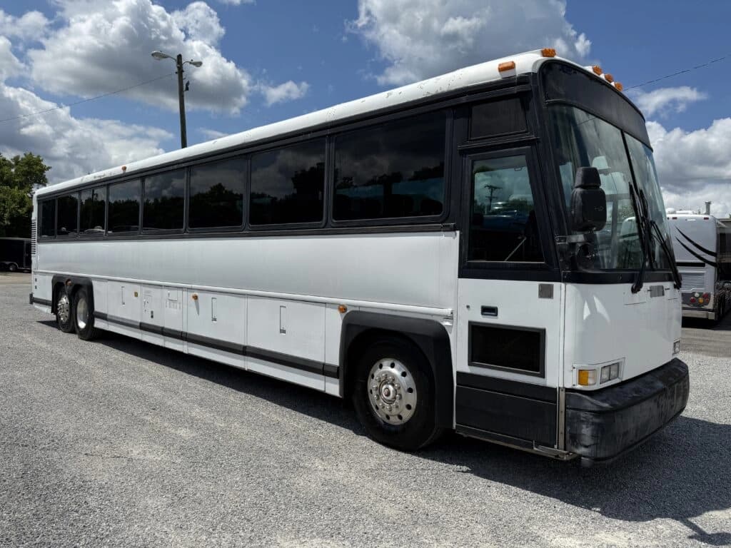 1998 MCI 102DL3 Entertainer Coach - Image 1