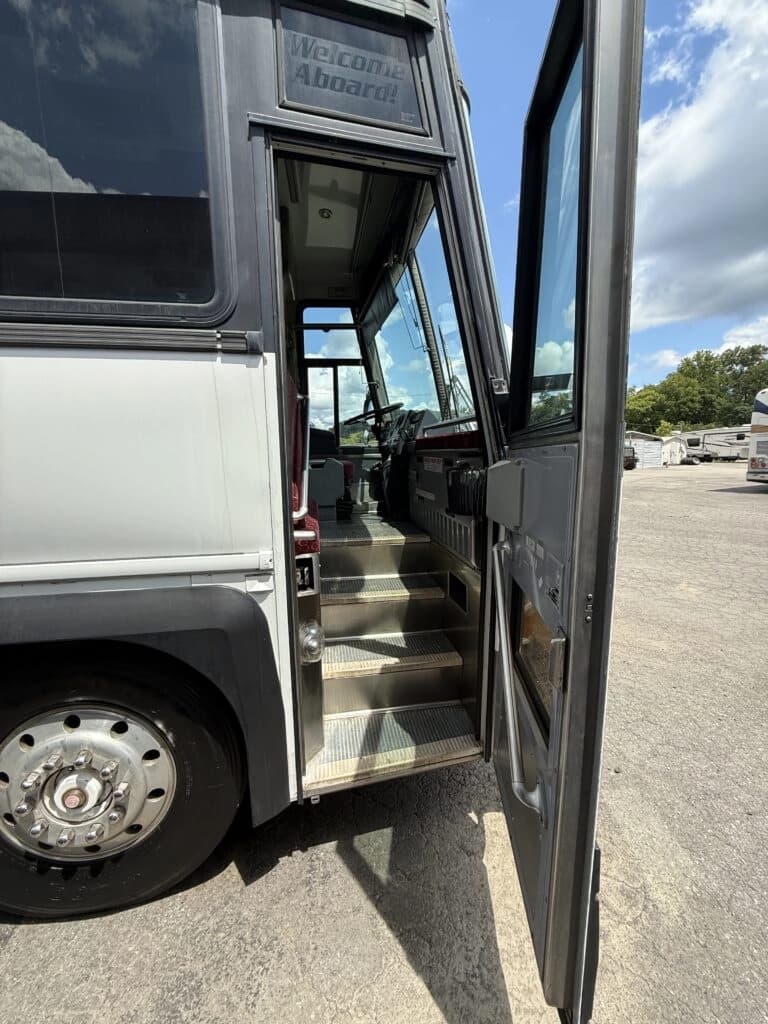 1998 MCI 102DL3 Entertainer Coach - Image 7