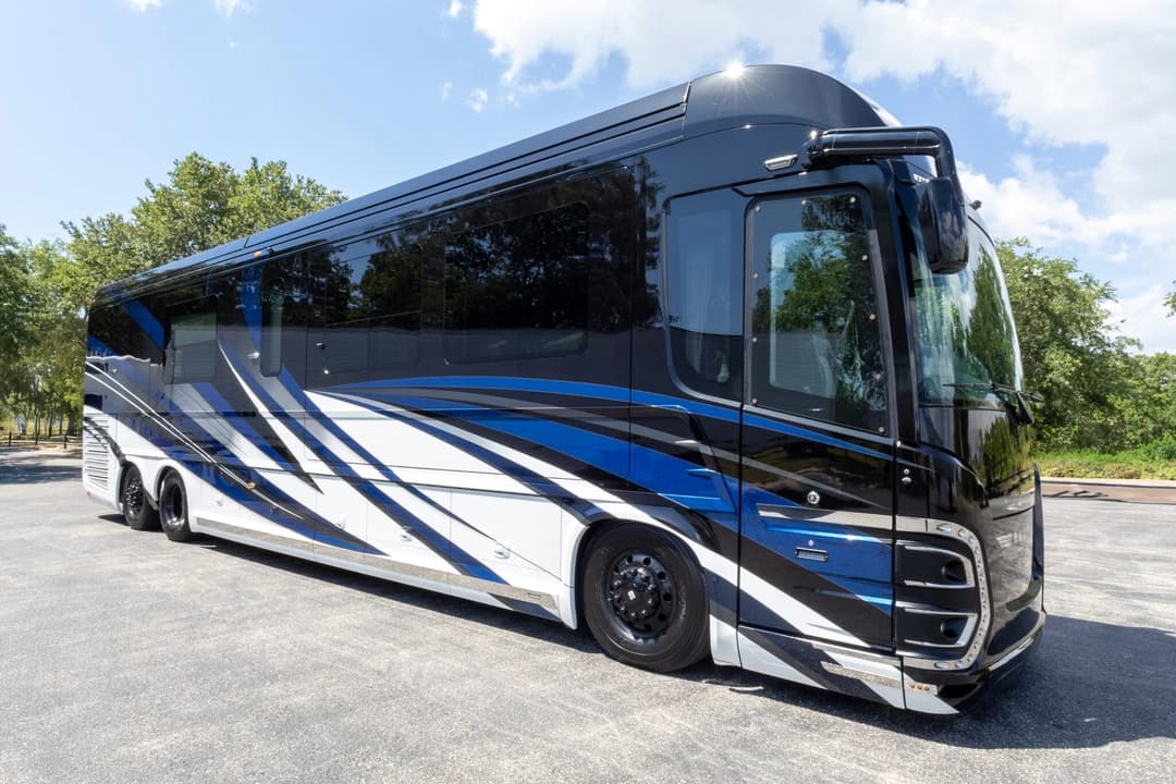 2020 Newell P50 Quad Motorhome - Image 2