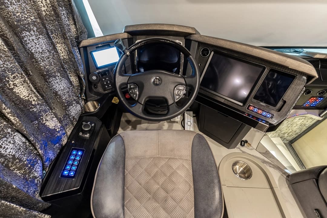 2020 Newell P50 Quad Motorhome - Image 13