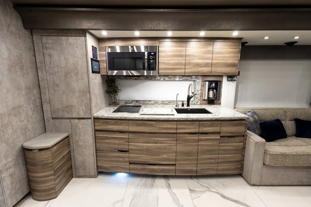2020 Newell P50 Quad Motorhome - Image 17