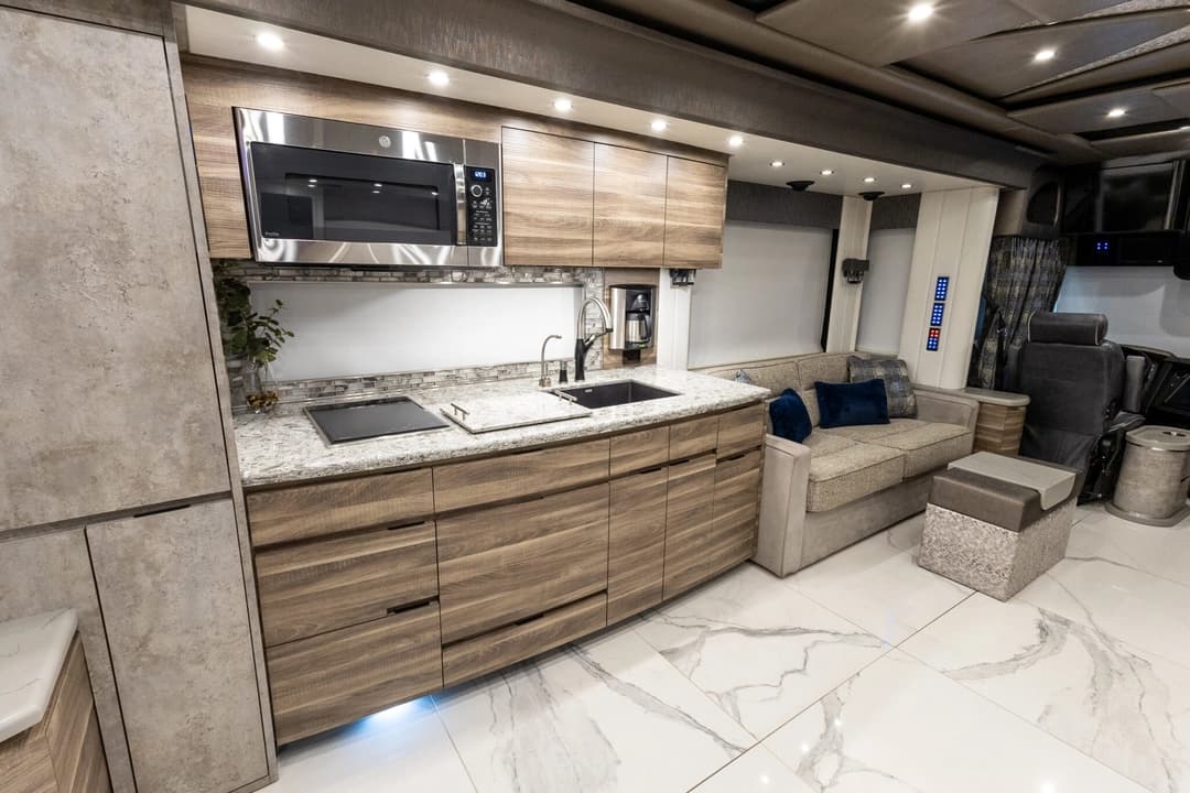 2020 Newell P50 Quad Motorhome - Image 18