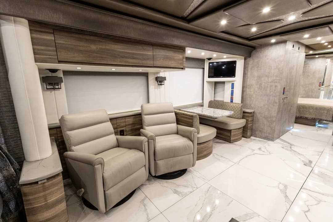 2020 Newell P50 Quad Motorhome - Image 19