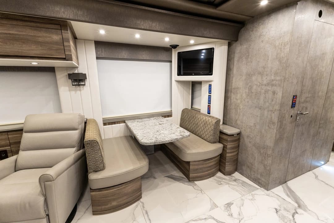 2020 Newell P50 Quad Motorhome - Image 20