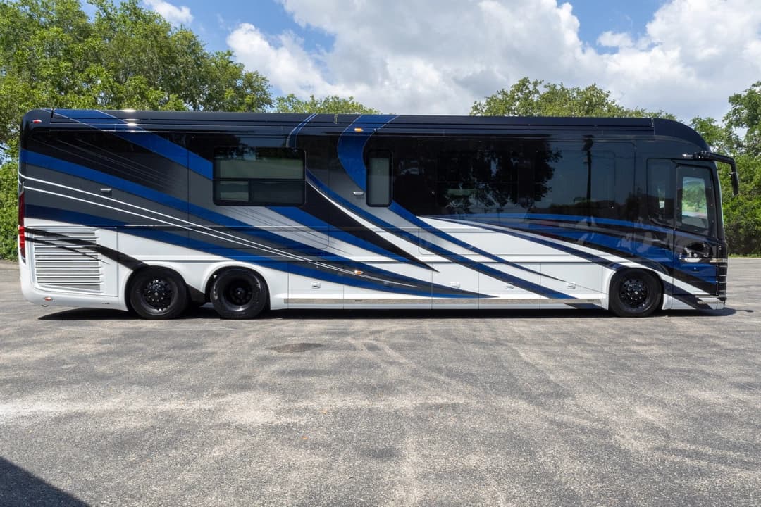 2020 Newell P50 Quad Motorhome - Image 3