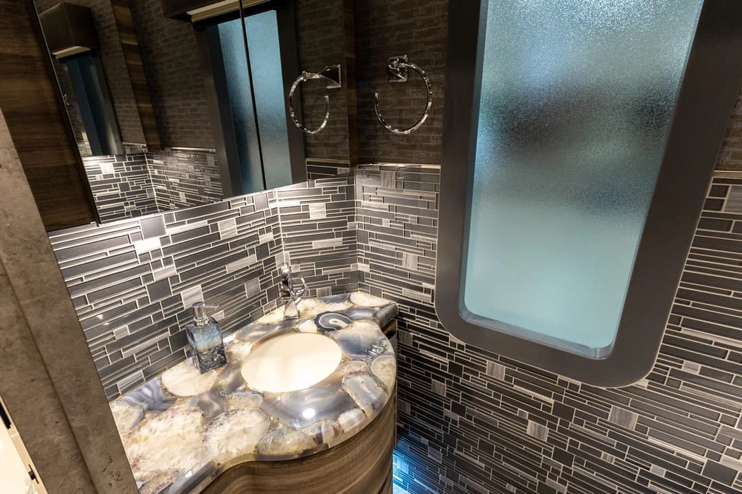 2020 Newell P50 Quad Motorhome - Image 22
