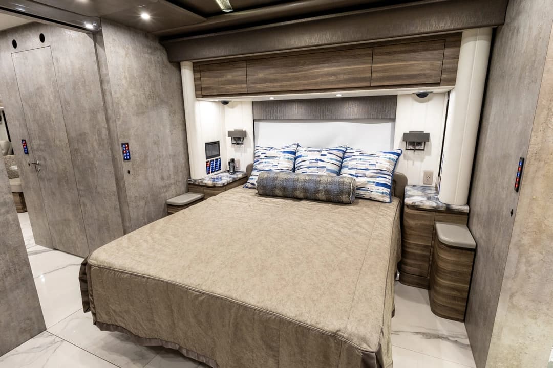 2020 Newell P50 Quad Motorhome - Image 26