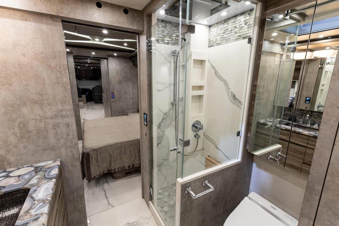 2020 Newell P50 Quad Motorhome - Image 29
