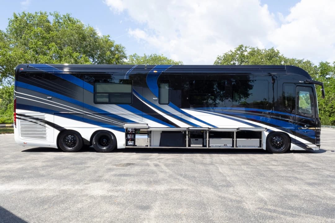 2020 Newell P50 Quad Motorhome - Image 32