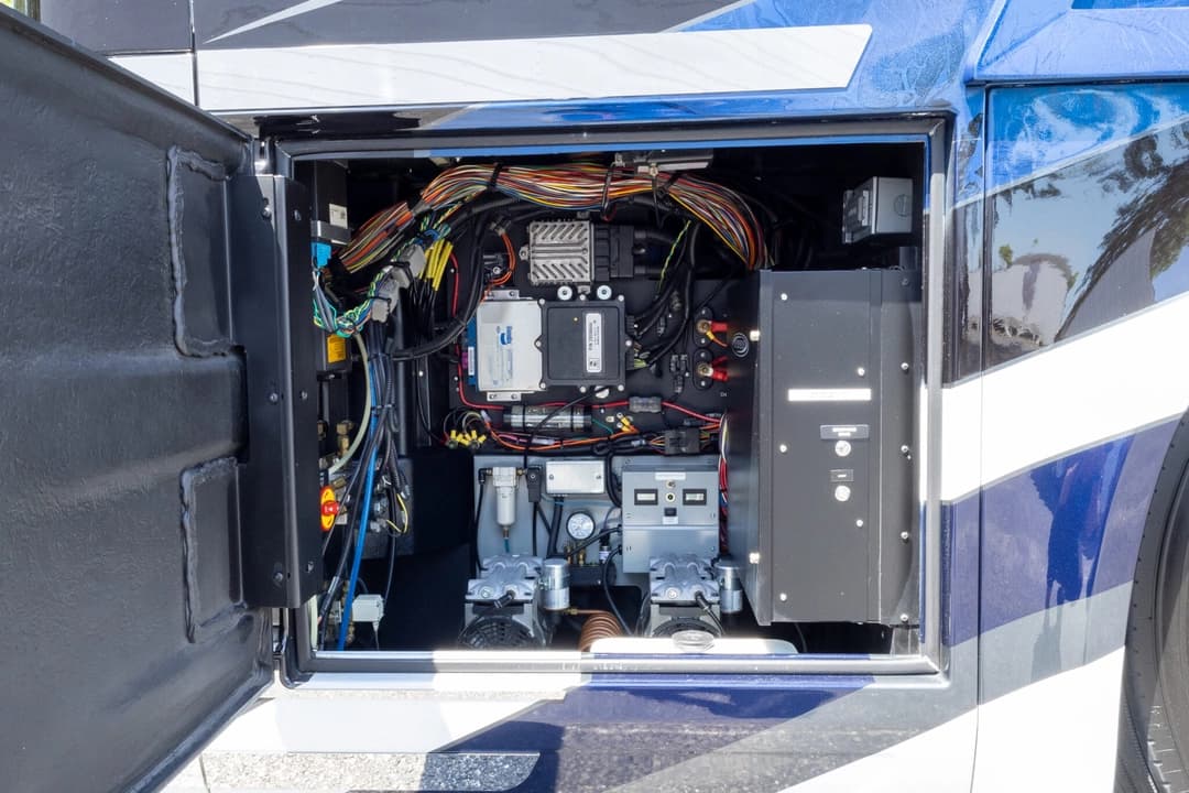 2020 Newell P50 Quad Motorhome - Image 41