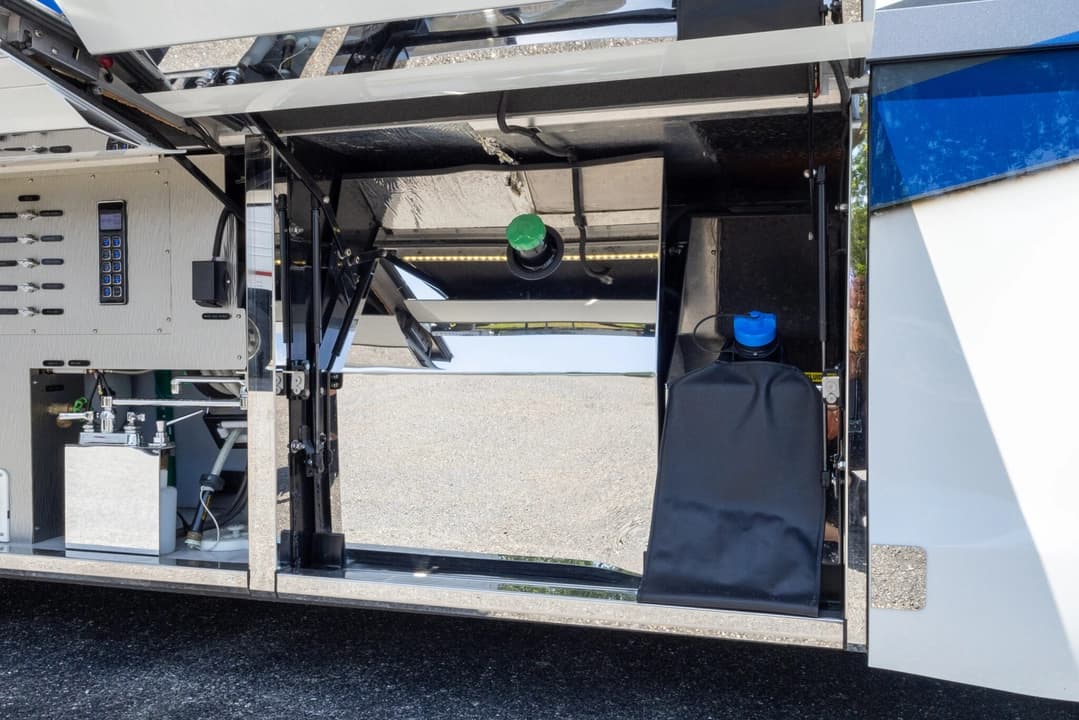2020 Newell P50 Quad Motorhome - Image 46