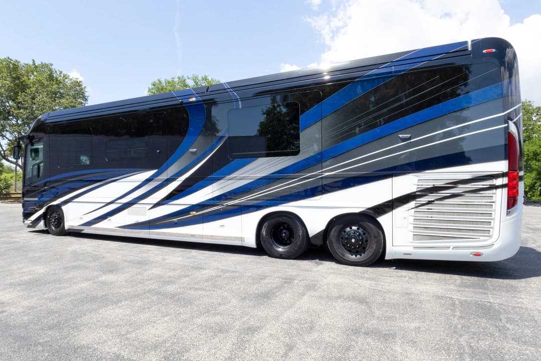 2020 Newell P50 Quad Motorhome - Image 8