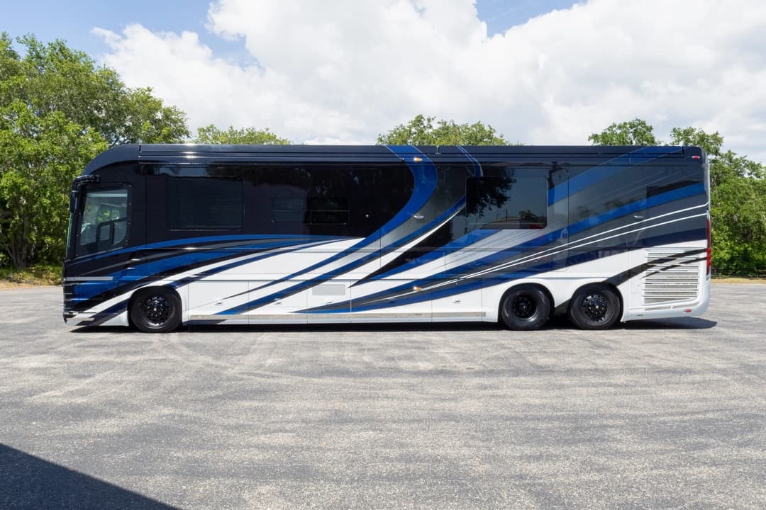 2020 Newell P50 Quad Motorhome - Image 9