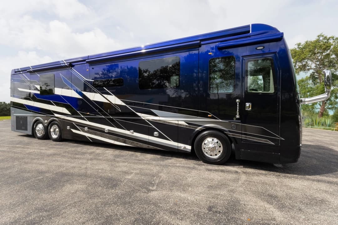 2023 Foretravel Realm LVMS Motorhome - Image 2