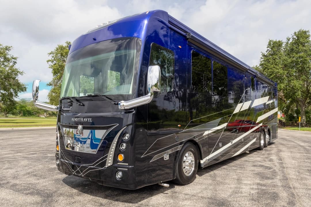 2023 Foretravel Realm LVMS Motorhome - Image 11