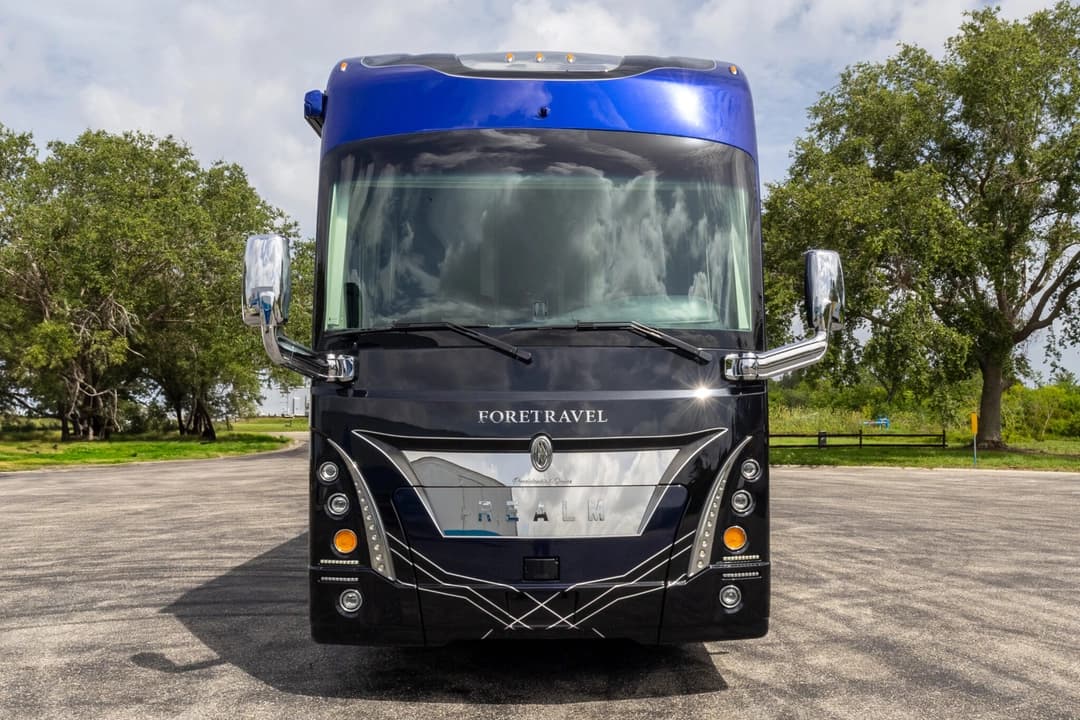 2023 Foretravel Realm LVMS Motorhome - Image 12
