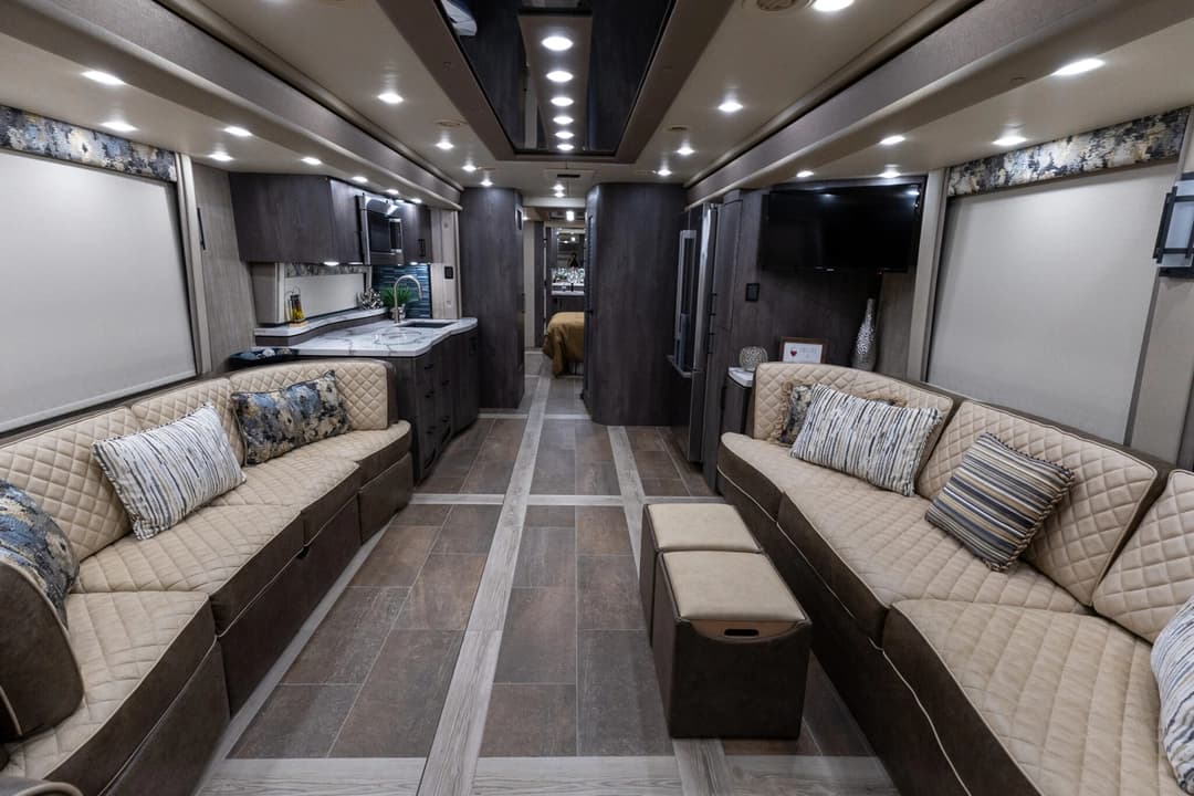 2023 Foretravel Realm LVMS Motorhome - Image 14