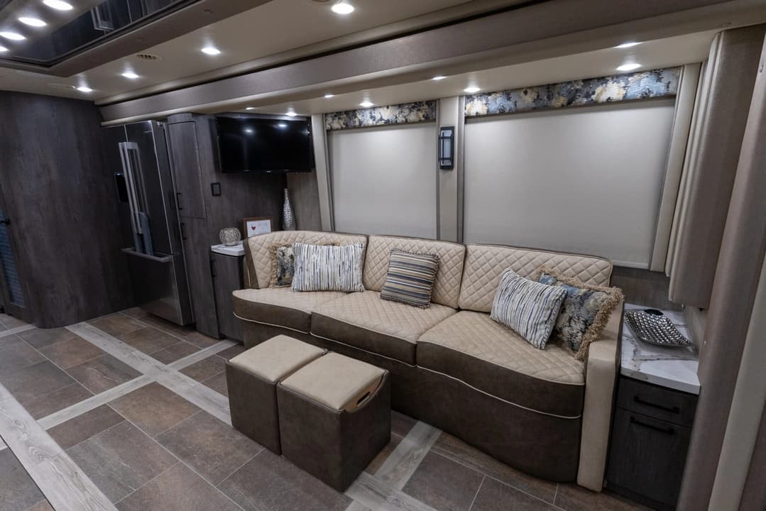 2023 Foretravel Realm LVMS Motorhome - Image 15