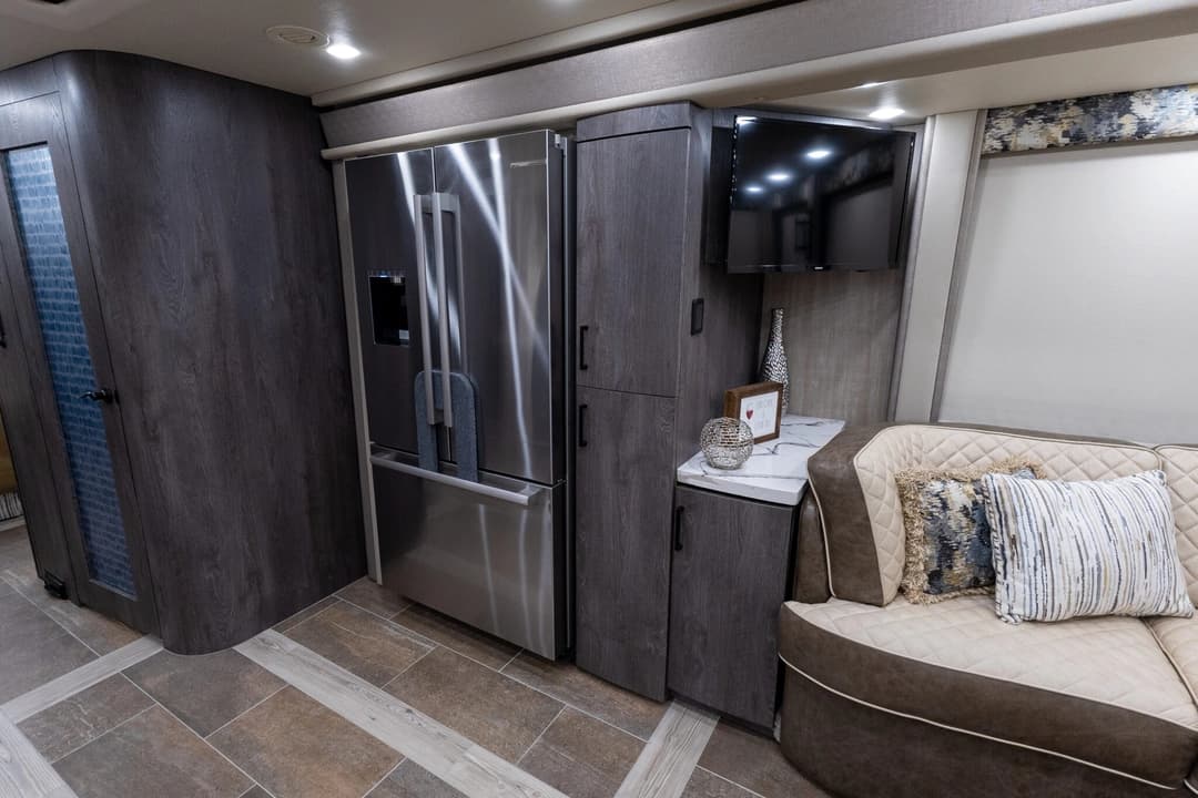 2023 Foretravel Realm LVMS Motorhome - Image 16