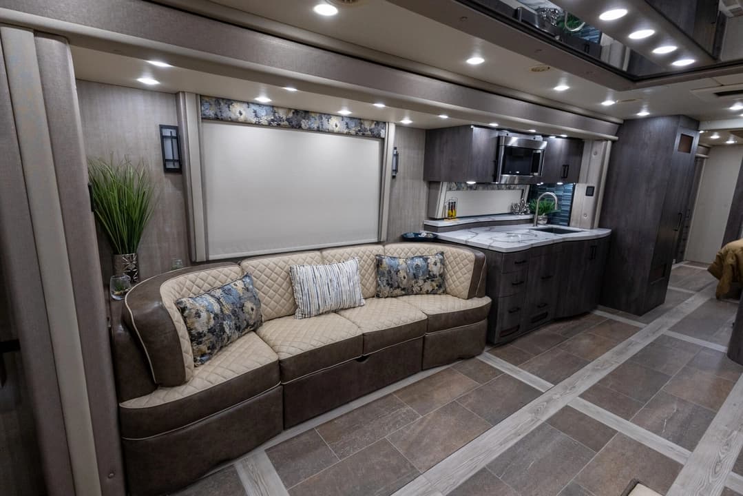 2023 Foretravel Realm LVMS Motorhome - Image 17