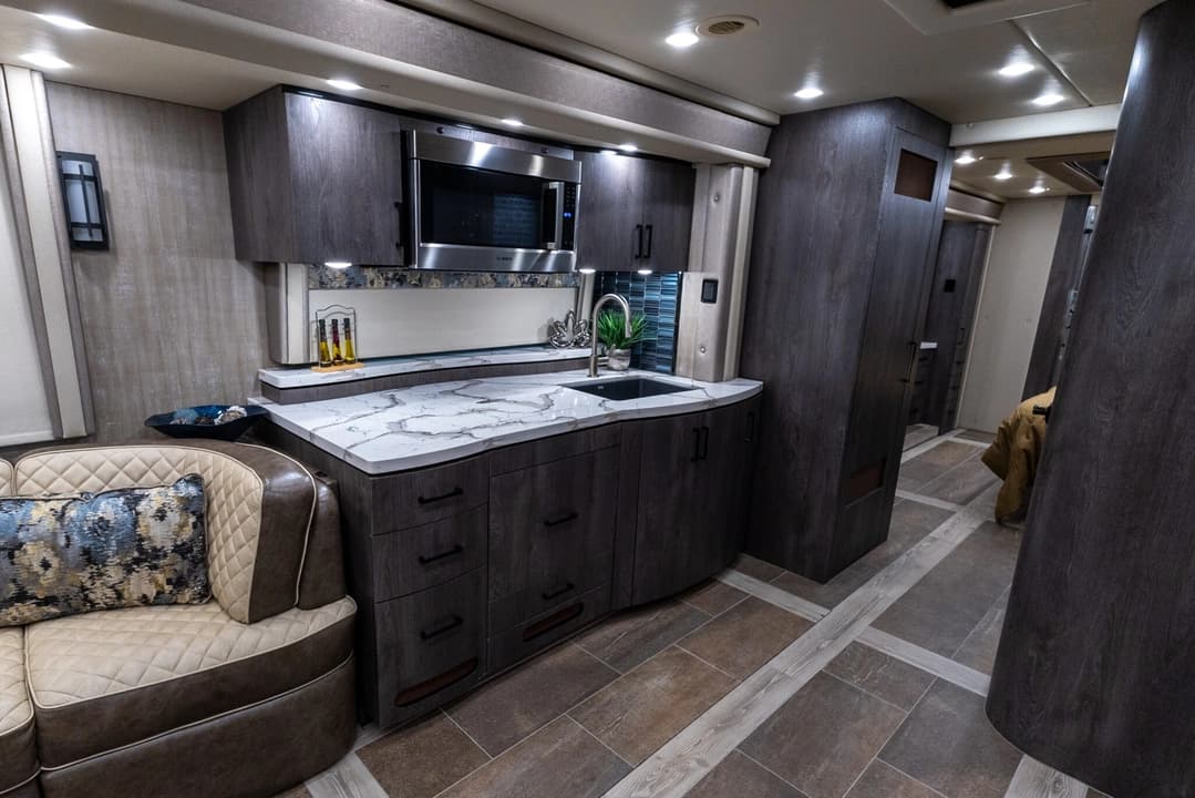 2023 Foretravel Realm LVMS Motorhome - Image 18