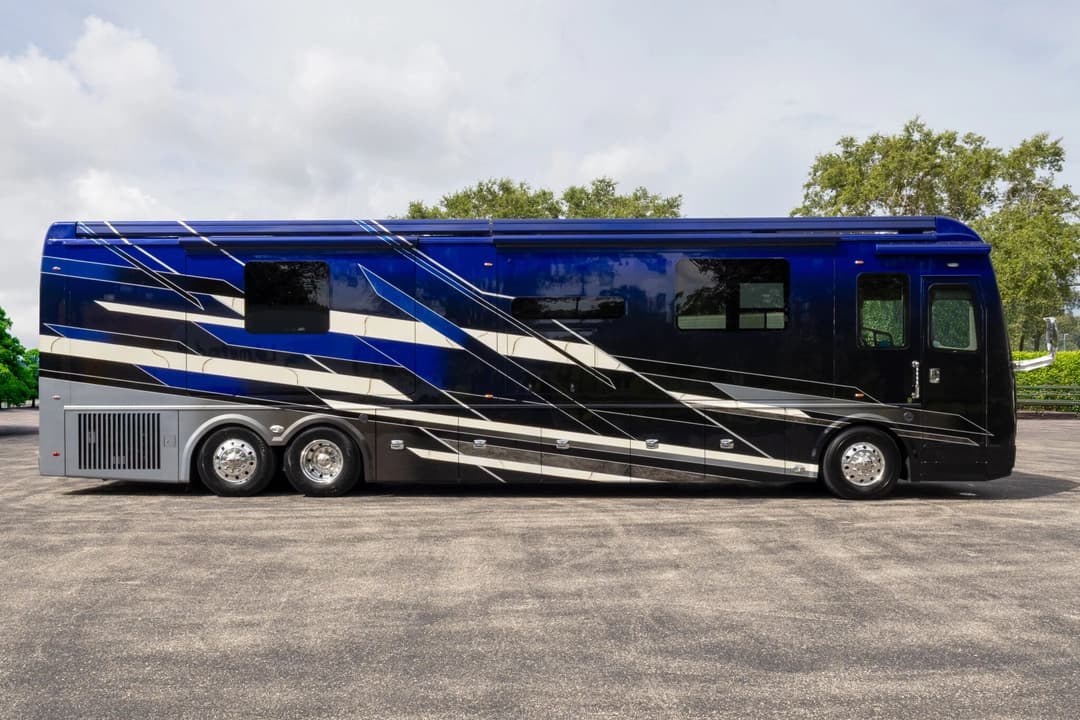 2023 Foretravel Realm LVMS Motorhome - Image 3