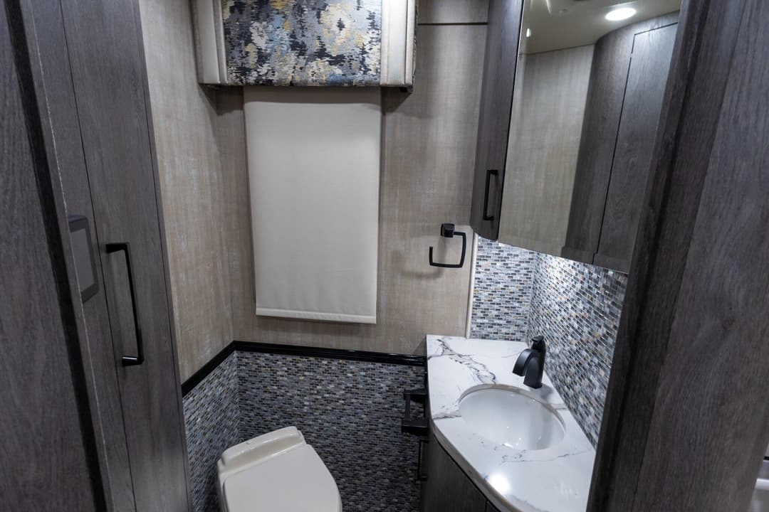 2023 Foretravel Realm LVMS Motorhome - Image 22