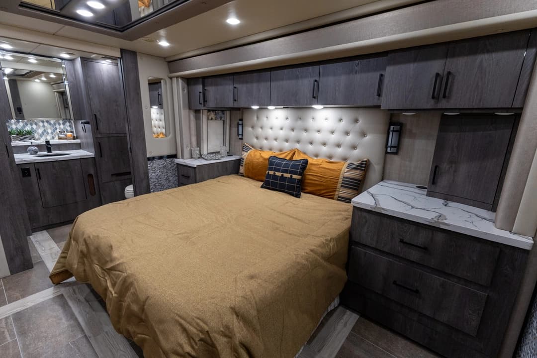 2023 Foretravel Realm LVMS Motorhome - Image 24